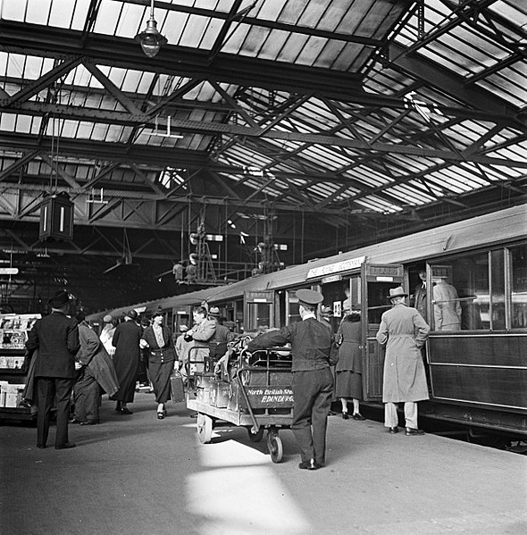 File:Kruier vervoert bagage over het perron van Waverley Station, Bestanddeelnr 254-3518.jpg