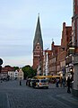 Lüneburg, Am Sande, abends, Blick von Westen nach Osten zum Turm der Kirche St. Johannis