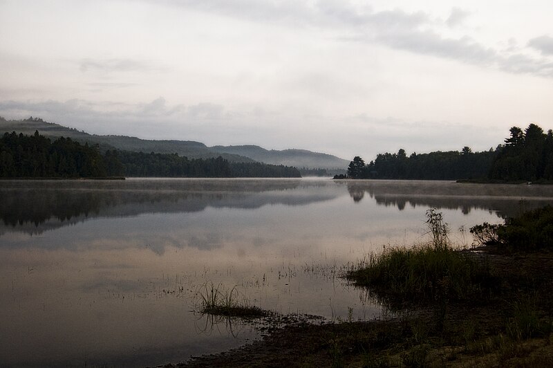 File:Lac Ernest à l'aurore.jpg