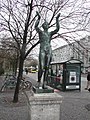 Bronzeskulptur "Adorant" an der südöstlichen Ecke des Leopoldplatzes (2)