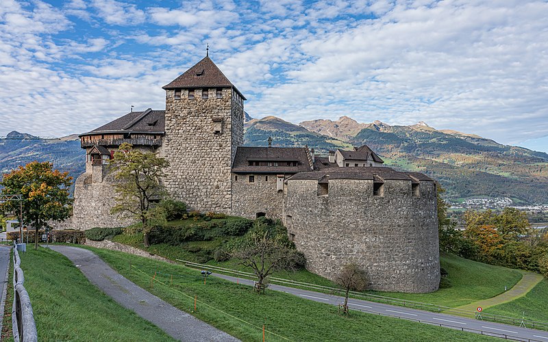 File:Liechtenstein asv2022-10 img01 Vaduz Schloss.jpg