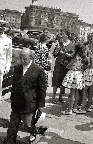 File:Llegada de los reyes de Bélgica, Balduino y Fabiola al muelle de San Sebastián (8 de 14) - Fondo Marín-Kutxa Fototeka.jpg