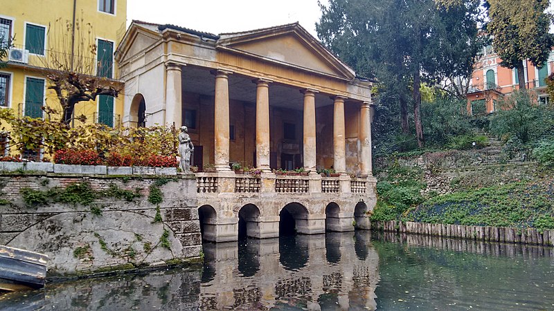 File:Loggia Valmarana, Salvi Garden Vicenza.jpg