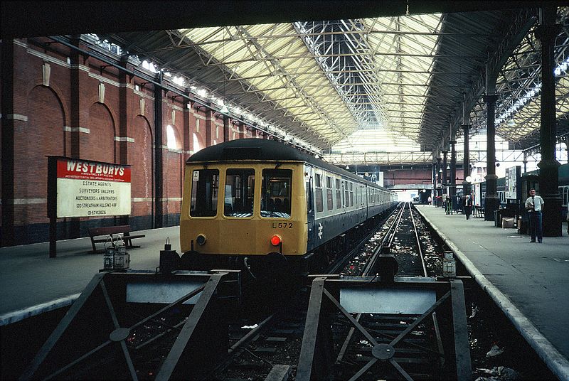 File:London Victoria (WR DMMU L572).JPG