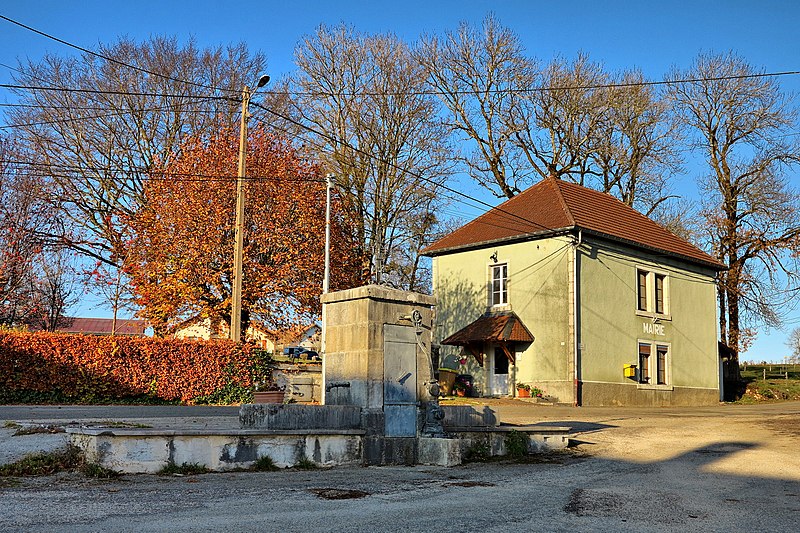 File:Longevelle-lès-Russey, la fontaine et la mairie.jpg
