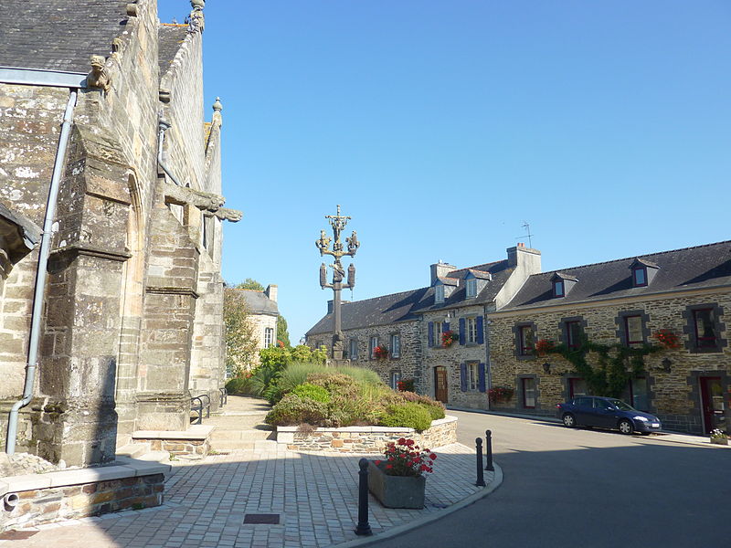 File:Lopérec 11 Façade sud de l'église, calvaire et partie sud du bourg.jpg