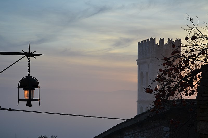 File:Luci e nebbie su Assisi.jpg