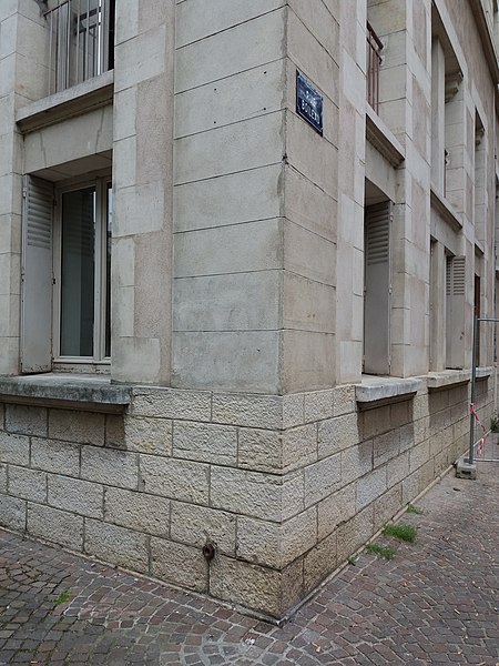 File:Lyon 6e - Place de l'Europe, plaque manquante à l'angle de la rue Boileau.jpg