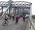Five Boro Bike Tour over de Madison Avenue Bridge