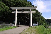 前立社壇　表鳥居常願寺川の堤防上に立つ大鳥居