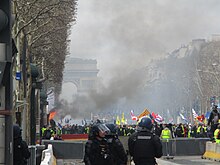Photographie d'une manifestation de Gilets jaunes à Paris