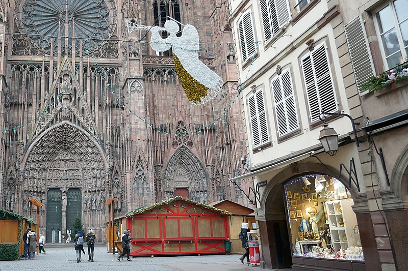File:Marché de Noël de Strasbourg fermé-Place de la Cathédrale-13 décembre 2018 (2).jpg