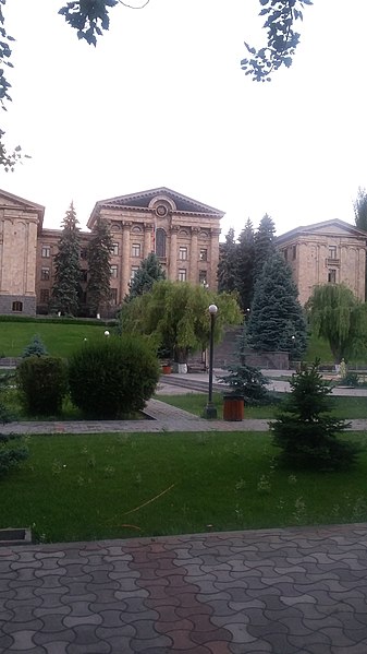 File:Marshal Baghramyan avenue, Yerevan 31.jpg