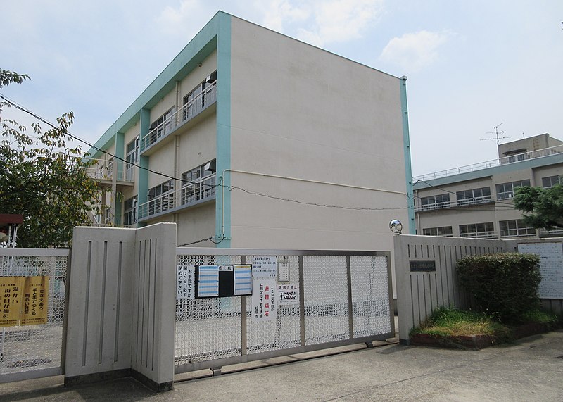 File:Matsubara City Matsubara Kita elementary school.jpg