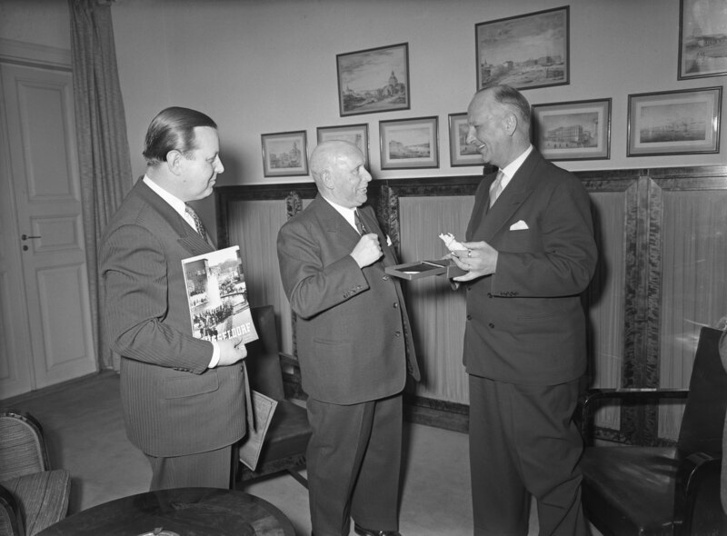 File:Mayor of Helsinki, Eero Rydman, with guests from Düsseldorf 1953 (JOKAUAS4 93-4).tif