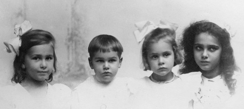 ファイル:McClintock family 1907.jpg