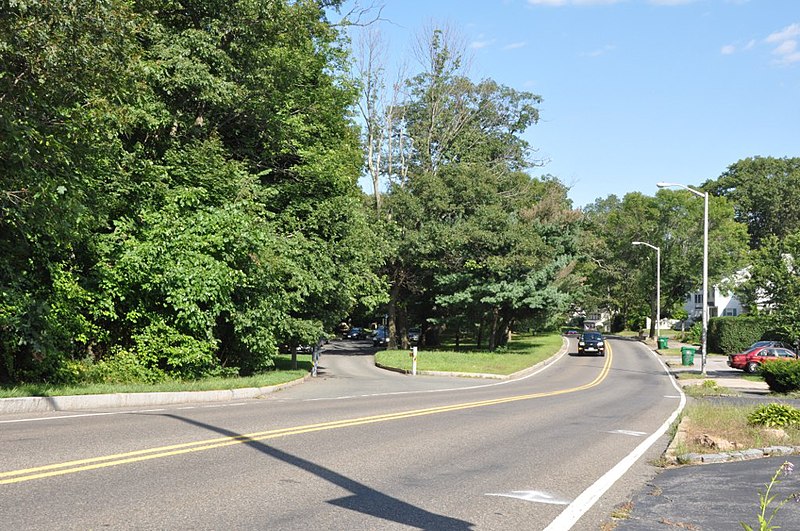 File:MedfordMA SouthBorderRoad.jpg