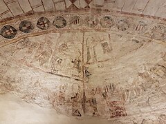 Des fresques médiévales dans la crypte.