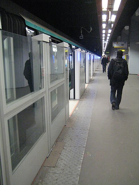 File:Metro L1 Grande-Arche IMG 1609.JPG