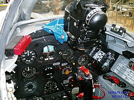 Кабина МиГ-15. Толстое лобовое бронестекло в обойме, гироскопический прицел АСП-1Н.
