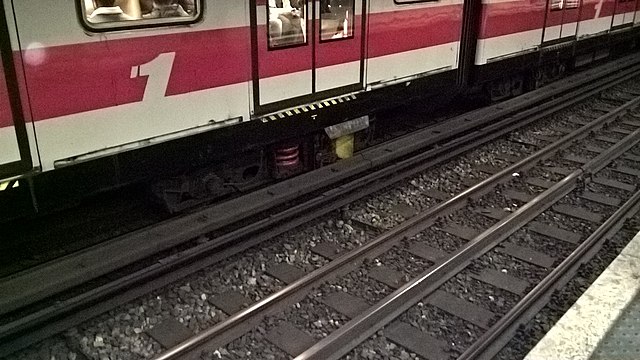 An M1 train with one of the fourth-rail contact shoes