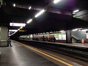 Milán - metropolitana - stazione Sant'Ambrogio - banchine.jpg