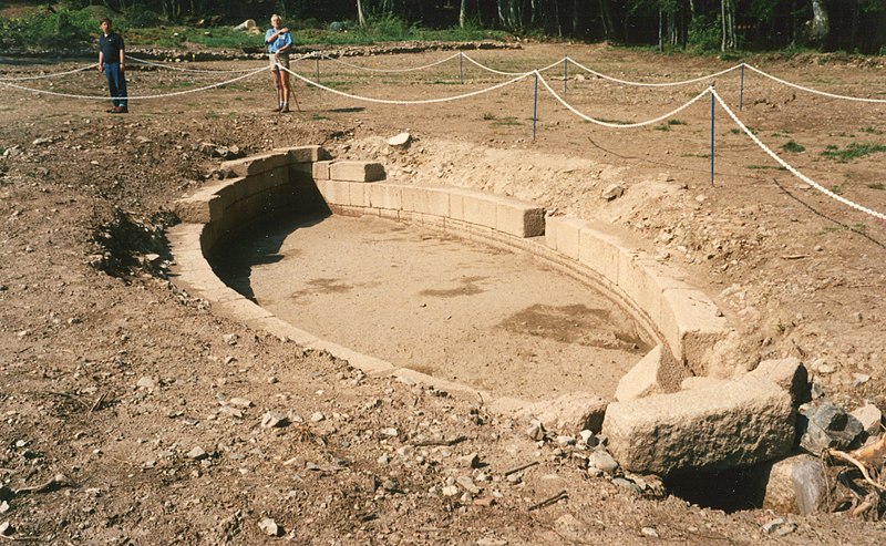 File:Mont Beuvray, Bassin monumental à Bibracte pendant les fouilles, 1988..jpg