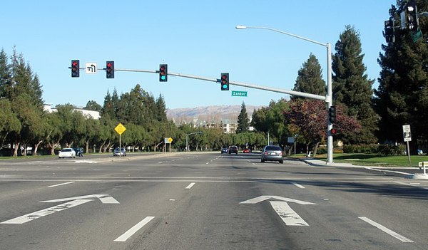 Thru lanes indicated by arrows on California CR G4 (Montague Expressway) in Silicon Valley