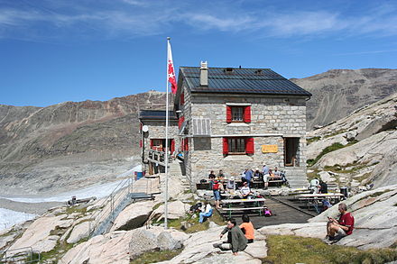 Old stone-based hut (1895–2011)
