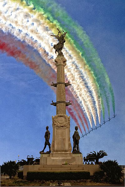 File:Monumento ai caduti nello spettacolo delle frecce tricolori.jpg