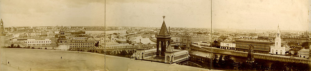 צילום משנת 1901 של כיכר איוואנובסקיה. הכיכר מצויה בחזית התמונה (שצולמה מראש מגדל הפעמונים של איוואן הגדול). ברקע ניתן לראות את נהר מוסקבה ואת העיר שמעבר לנהר