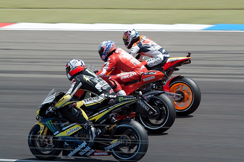 File:MotoGP Belanda 2010 - ben spies, casey stoner, dani pedrosa.jpg