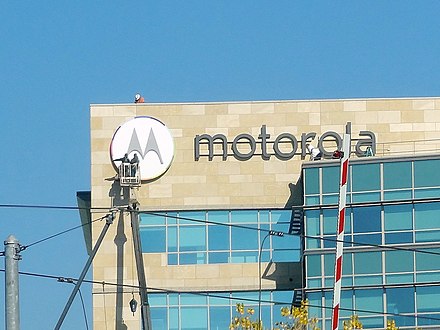 The installation of the 2013–2014 Motorola Mobility logo near the main Google campus, following Google's purchase. The office on the photo has since been closed.