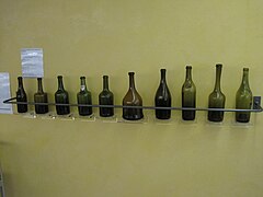 Anciens clavelins et bouteilles du musée de la vigne et du vin du Jura, Château Pécauld, à Arbois