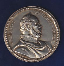 Vorderseite der Jugendstil-Medaille von Ruemann zur Enthüllung des Kaiser-Wilhelm-I.-Denkmals in Nürnberg mit dem belorbeerten Brustbild von Kaiser Wilhelm I.