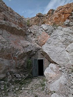 A Nagyharsányi-kristálybarlang bejárata