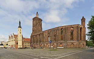 Kirchenruine und Rathaus