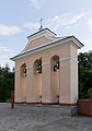 Polski: Murowana dzwonnica parawanowa w kształcie potrójnej arkady z roku 1845 przy kościele św. Stanisława Biskupa w Nozdrzcu. Znajduje się w niej zabytkowy dzwon z rosyjskimi napisami z roku 1856.