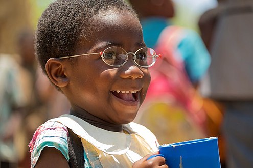 Kind in Malawi mit EinDollarBrille
