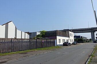 Omgeving van Uplace in het industriegebied van Machelen. Zicht op het viaduct van Vilvoorde in de achtergrond. Uplace zou rechts van de straat op de voorgrond komen.