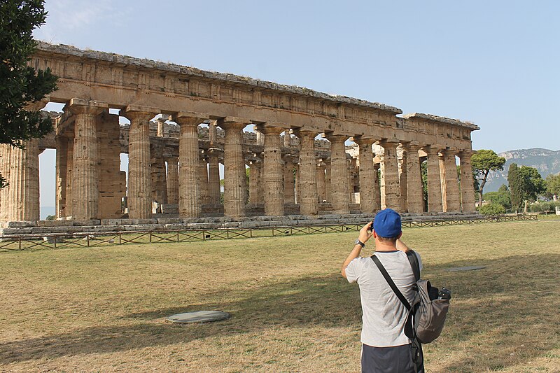 File:PaestumWiki passeggiata area archeologica 05.jpg