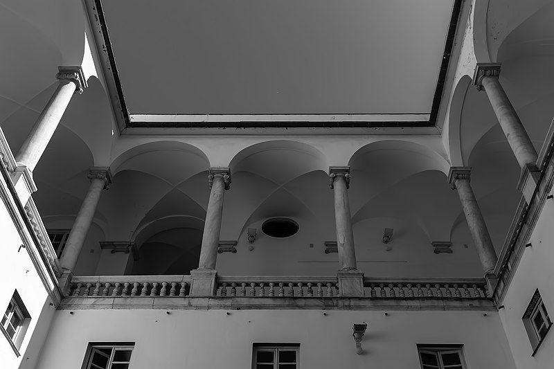 File:Palazzo Ducale -Il porticato.jpg