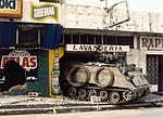 En M113 vaktar en gata nära Panamas försvarshögkvarter.