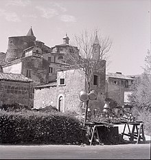 Fotografia di Popoli, di Paolo Monti (1965), retro del palazzo Barone Muzj con le due chiese gemelle