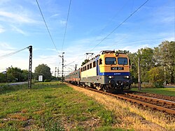 MÁV V43 sorozatú mozdony Fecske ingával hagyja el Kiskunmajsa állomást
