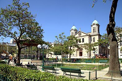 Square Serge-Reggiani med Saint-Jacques-Saint-Christophe.