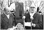 Oscar Parland (till vänster) och J.O. Tallqvist talade när minnesmärket för Edith Södergran avtäcktes år 1960 i Raivola.