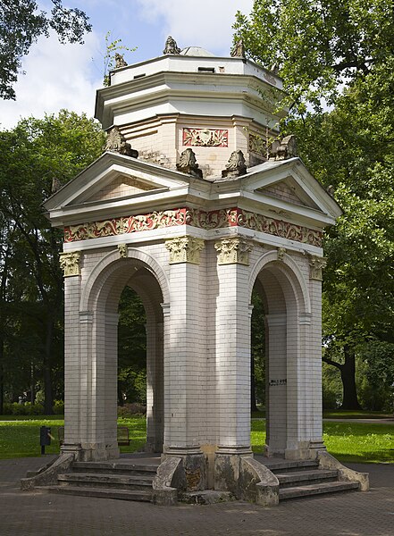 File:Parque Kronvalda, Riga, Letonia, 2012-08-07, DD 09.jpg