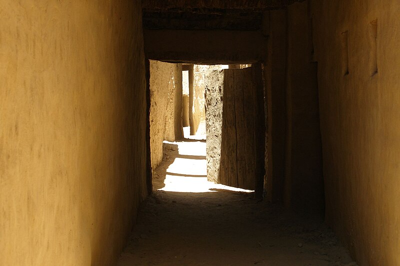 File:Passage in Al-Qasr, Egypt.jpg