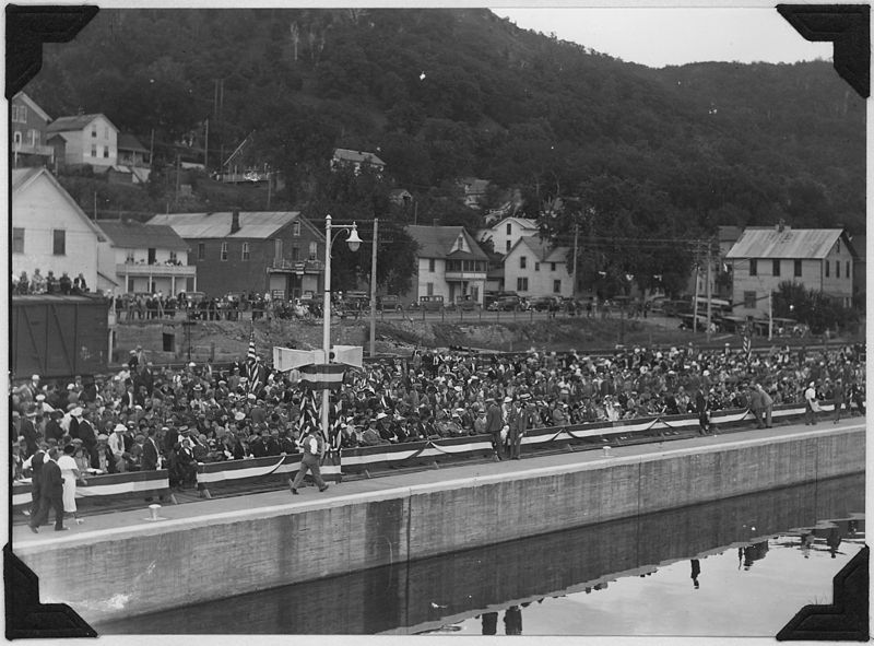 File:Photograph of crowd onshore assembled for Alma, WI dam dedication. - NARA - 282431.jpg